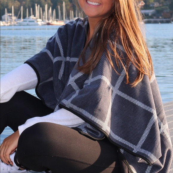 Neutral cozy wrap - Picture 2 of 2